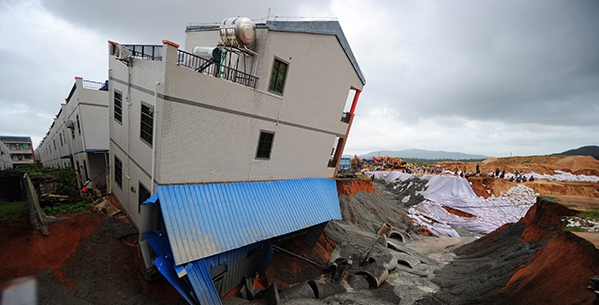混凝土、民房?jī)A斜