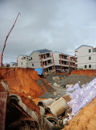 混凝土、民房?jī)A斜