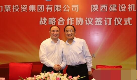 近日，陜建機械與安徽力聚簽訂戰(zhàn)略合作協(xié)議，陜建機械董事長楊宏軍，副總經理、營銷總監(jiān)賀衛(wèi)東，安徽力聚投資集團董事長宋執(zhí)壽，黨支部書記陳邦勤以及安徽潤路公司總經理杜永龍等單位領導出席了會議