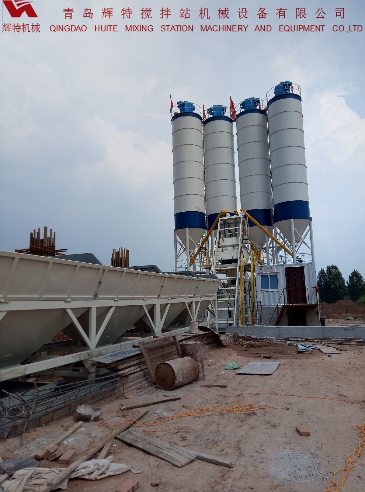 輝特攪拌站HZS75特別適合于干硬性、半干硬性混凝土的生產(chǎn)