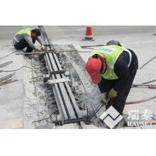 橋頭跳車(chē)現(xiàn)象是橋梁伸縮縫的什么問(wèn)題導(dǎo)致的呢？