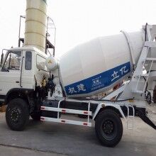 河南攪拌罐車生產(chǎn)廠家，億立實業(yè)4m3混凝土罐車專賣